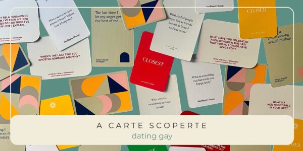 Una composizione delle carte con le domande che Carolina utilizza per A CARTE SCOPERTE, su sfondo azzurro.
